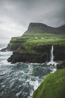Dänemark, Färöer Inseln, Dorf Gasadalur, Wasserfall M-Lafossur, Küstenlinie mit Wasserfall Mulafossur, der in den Atlantik fällt - TETF00181