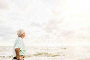 Seitenansicht eines älteren Mannes, der am Strand steht - TETF00189