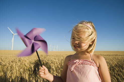 Mädchen hält Windrad im Windpark - TETF00232