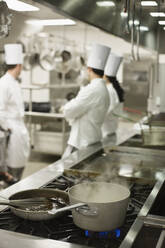 Köche unterhalten sich in der Küche - TETF00248