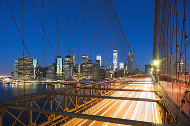 Illuminated Brooklyn Bridge at night - TETF00254