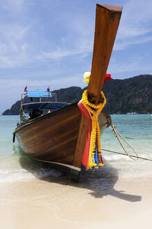 Traditionelles Boot am Strand vertäut - TETF00276