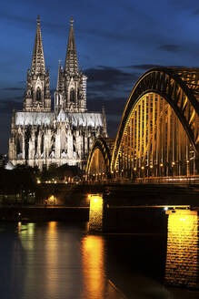 Hohenzollernbrücke und Kölner Dom bei Nacht beleuchtet - TETF00284