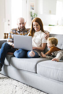 Familie mit Laptop auf dem Sofa - TETF00328