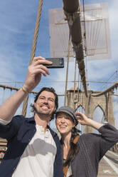 Glückliches Paar macht Selfie auf der Brooklyn Bridge - TETF00332