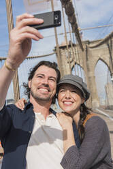 Glückliches Paar macht Selfie auf der Brooklyn Bridge - TETF00333