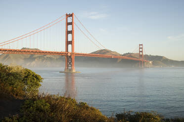 Golden Gate Bridge bei Sonnenaufgang, San Francisco, Kalifornien, USA - TETF00350