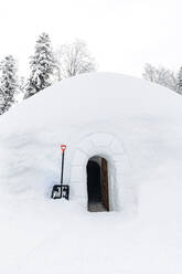 Schaufel am Eingang des schneebedeckten Iglus - OMIF00674