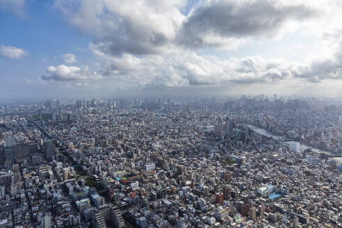 Japan, Kanto-Region, Tokio, Wolken über dem Finanzviertel vom Tokyo Skytree aus gesehen - FOF12912