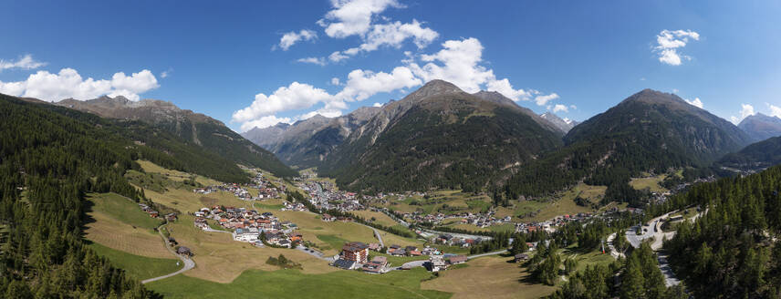 Österreich, Tirol, Sölden, Drohnenansicht der Stadt im Otztal im Sommer - WWF06148