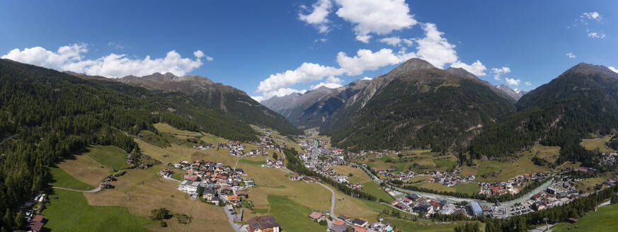 Österreich, Tirol, Sölden, Drohnenansicht der Stadt im Otztal im Sommer - WWF06149