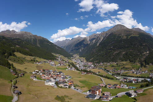 Österreich, Tirol, Sölden, Drohnenansicht der Stadt im Otztal im Sommer - WWF06150