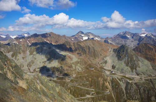 Blick auf die Otztaler Gletscherstraße, die zum Rettenbachgletscher führt - WWF06151