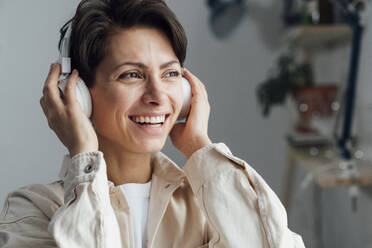 Glückliche Frau hört Musik mit Kopfhörern - VPIF05590