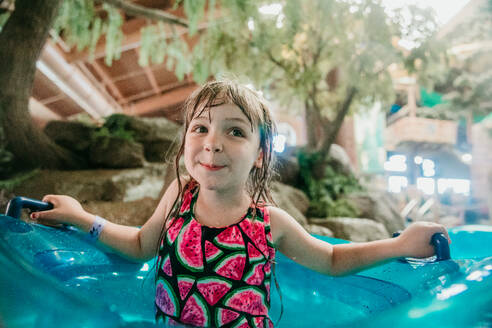 Mädchen auf faulen Fluss im Wasserpark - CAVF95372