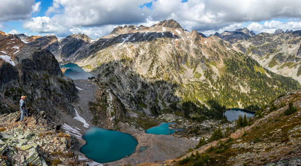 Älterer Wanderer blickt auf ein Bergpanorama mit Seen in den Selkirks - CAVF95500