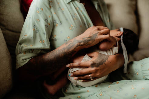 Gemischtes Baby, das von seiner schwarzen Mutter gestillt wird. - CAVF95510