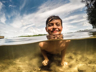 Split Wasser Blick auf glückliche Junge in einem See an einem warmen Sommertag. - CAVF95533