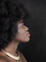 Schöne junge schwarze Frau mit Afro-Haar - CAVF95564