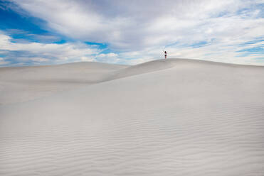 Mädchen auf der Spitze der unberührten Sanddüne in White Sands New Mexico - CAVF95569