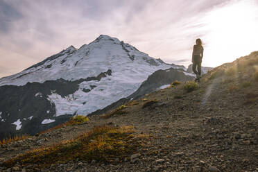 Weiblich In Strumpfhosen Stehend Vor Mount Baker In Den Kaskaden - CAVF95626