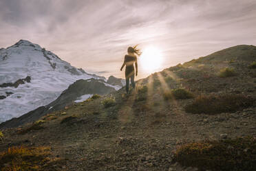 Weiblich In Strumpfhosen Stehend Vor Mount Baker In Den Kaskaden - CAVF95627