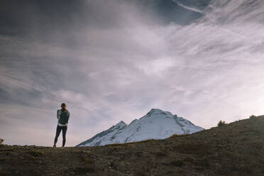 Weiblicher Wanderer vor Mount Baker in den Kaskaden stehend - CAVF95629