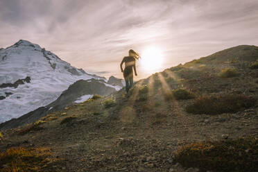 Silhouette der weiblichen Wanderung in Strumpfhosen vor dem Mount Baker - CAVF95630