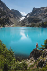 Fit Weiblich Stehen neben schönen türkisfarbenen Alpensee - CAVF95633