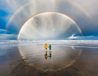 Kreisförmiger Regenbogen in Neuseeland mit zwei Kindern in der Mitte - CAVF95669