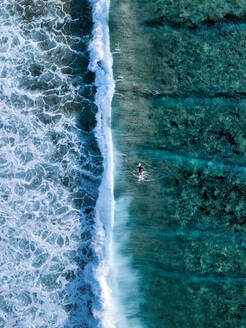 Surfer auf der Insel Thulusdhoo, Malediven - CAVF95670