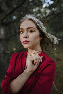 Schöne Frau mit Strähnchen im roten Kleid im Park - ORF00006