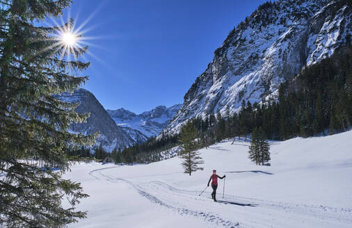 Aktive Seniorin beim Skifahren im Schnee in den Bergen - MRF02502