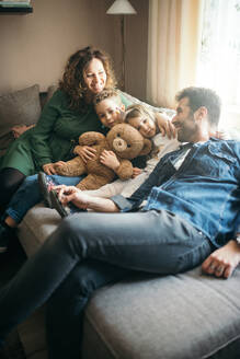 Glückliche Familie mit Teddybär-Spielzeug. - CAVF95693