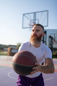 Erwachsener Basketballspieler mit Ball - CAVF95694