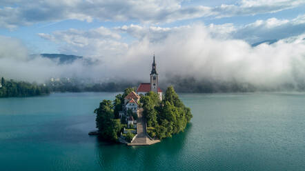 Kirche auf der Insel Blake im slowenischen See - CAVF95757