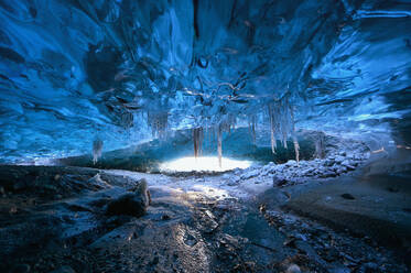 Eingang zur blauen Kristall-Eishöhle - CAVF95764