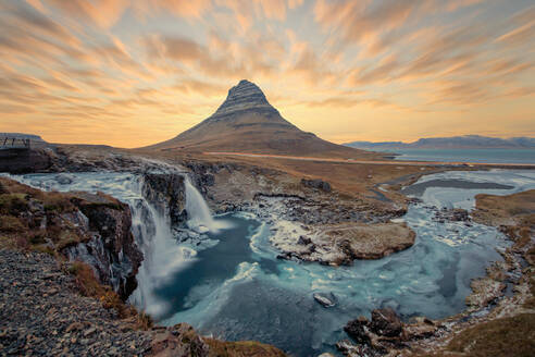 Der Berg Kirkjufell bei Sonnenaufgang, Island - CAVF95765