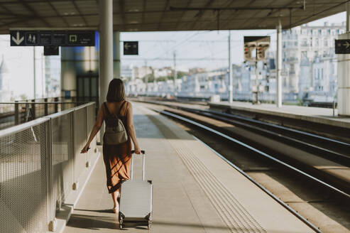 Touristin, die im Bahnhof von Antwerpen spazieren geht - CAVF95771