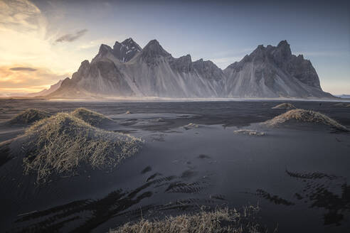 Stoksness Berge und schwarzer Sandstrand bei Sonnenuntergang - CAVF95780