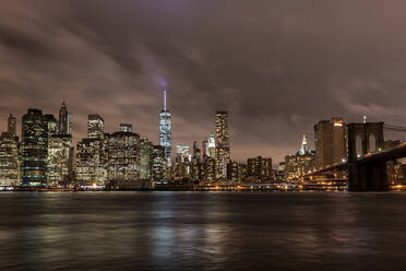 Die Skyline von Lower Manhattan von Brooklyn aus gesehen - CAVF95786