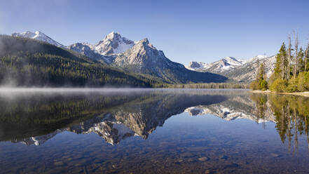 Vereinigte Staaten, Idaho, Sawtooth Lake umgeben von den schneebedeckten Sawtooth Mountains - TETF00365