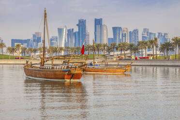 Boote vor der Wolkenkratzer-Skyline in Doha, Katar - TETF00393