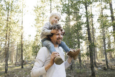 Father carrying little daughter (2-3) on shoulders in Uinta-Wasatch-Cache National Forest - TETF00420