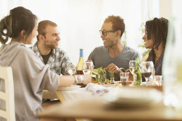 Eine Gruppe von Freunden genießt eine Dinnerparty - TETF00442
