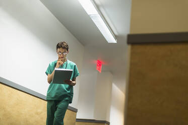 Ärztin im Krankenhauskorridor - TETF00446