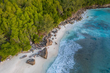 Luftaufnahme des Strandes Anse Intendance an der Küste bei Takamaka, Seychellen. - AAEF14137