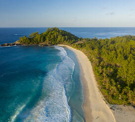 Luftaufnahme der Police Bay mit Paradiesstrand, Takamaka, Seychellen. - AAEF14138