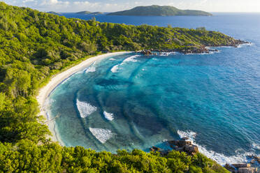 Panoramablick aus der Luft auf einen malerischen Strand mit weißem Sand gegenüber der Anse Cocos Bay, La Digue und Inner Islands, Seychellen. - AAEF14141