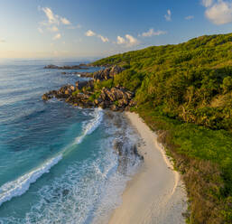Luftaufnahme der Anse Source d'Argent, einer wunderschönen Küstenlinie mit Granitformationen, La Digue und Inner Islands, Seychellen. - AAEF14142